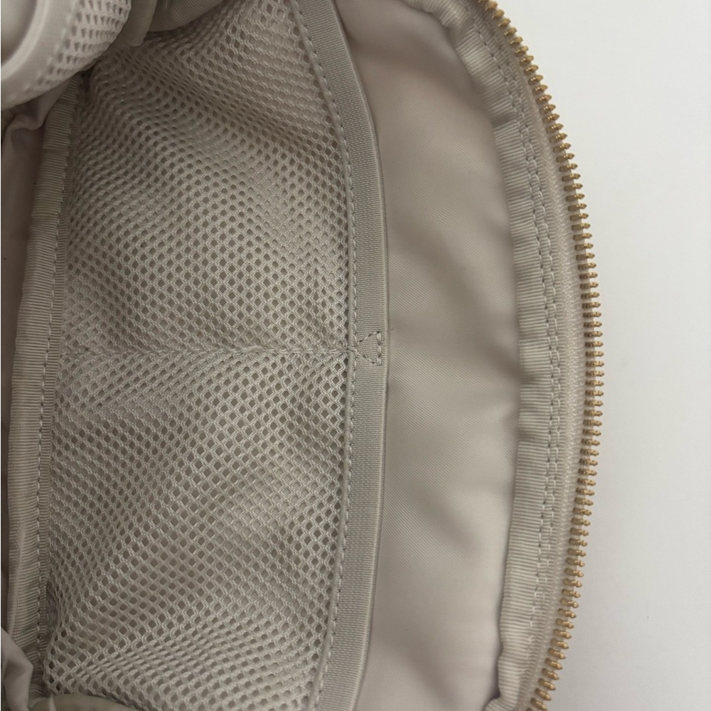 lululemon athletica white Sherpa Belt Bag - Picture 4 of 4